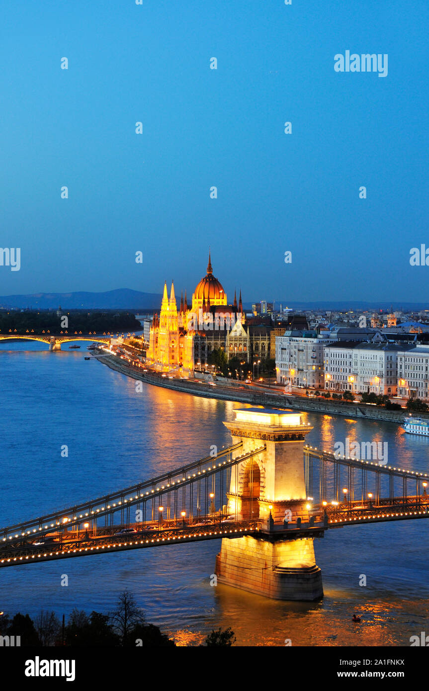 Szechenyi el puente de la cadena y el Parlamento en la penumbra. Budapest, Hungría Foto de stock