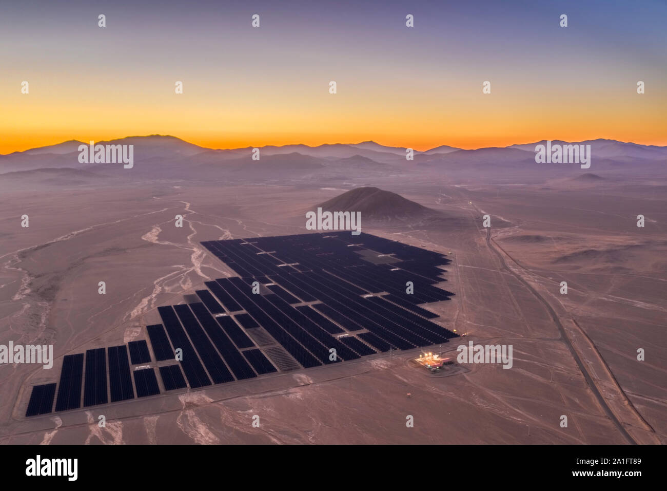 Vista aérea de la planta de Energía Solar Fotovolica sobre las arenas del desierto de Atacama, Chile. Sostenibilidad y energía verde del sol con Energía Solar Foto de stock