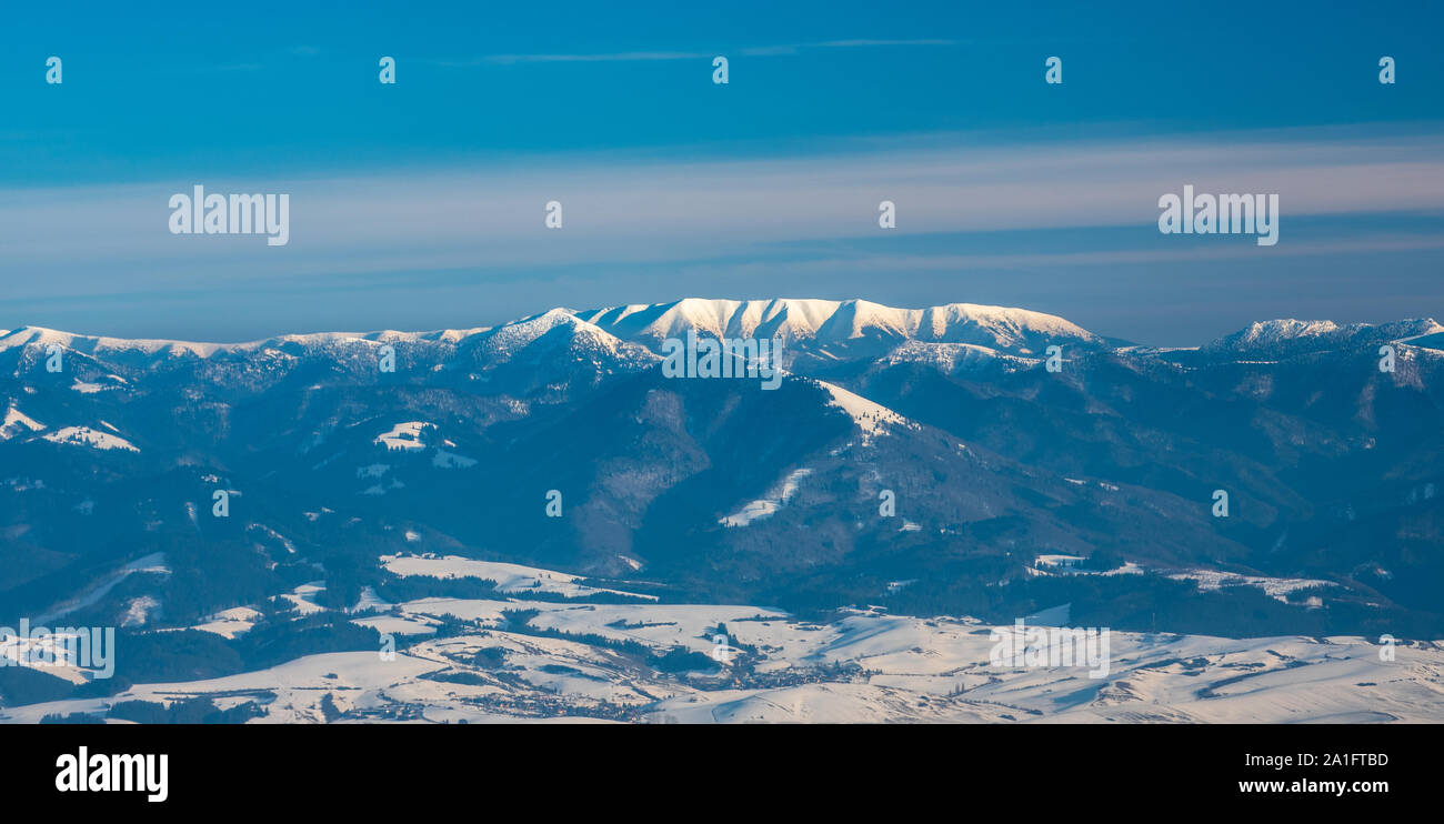 Velka Fatra y parte occidental de Nizke Tatry montañas desde Martinske hole en Mala Fatra montañas en Eslovaquia durante el hermoso día de invierno Foto de stock