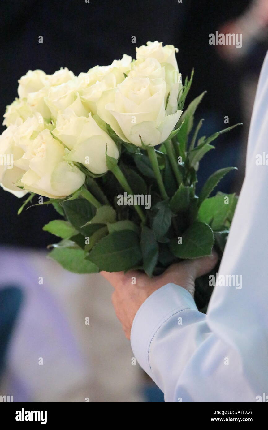 Cerca de la palma de la mano de un hombre con un ramo de rosas blancas. Rosas  para mi amor para usted Fotografía de stock - Alamy
