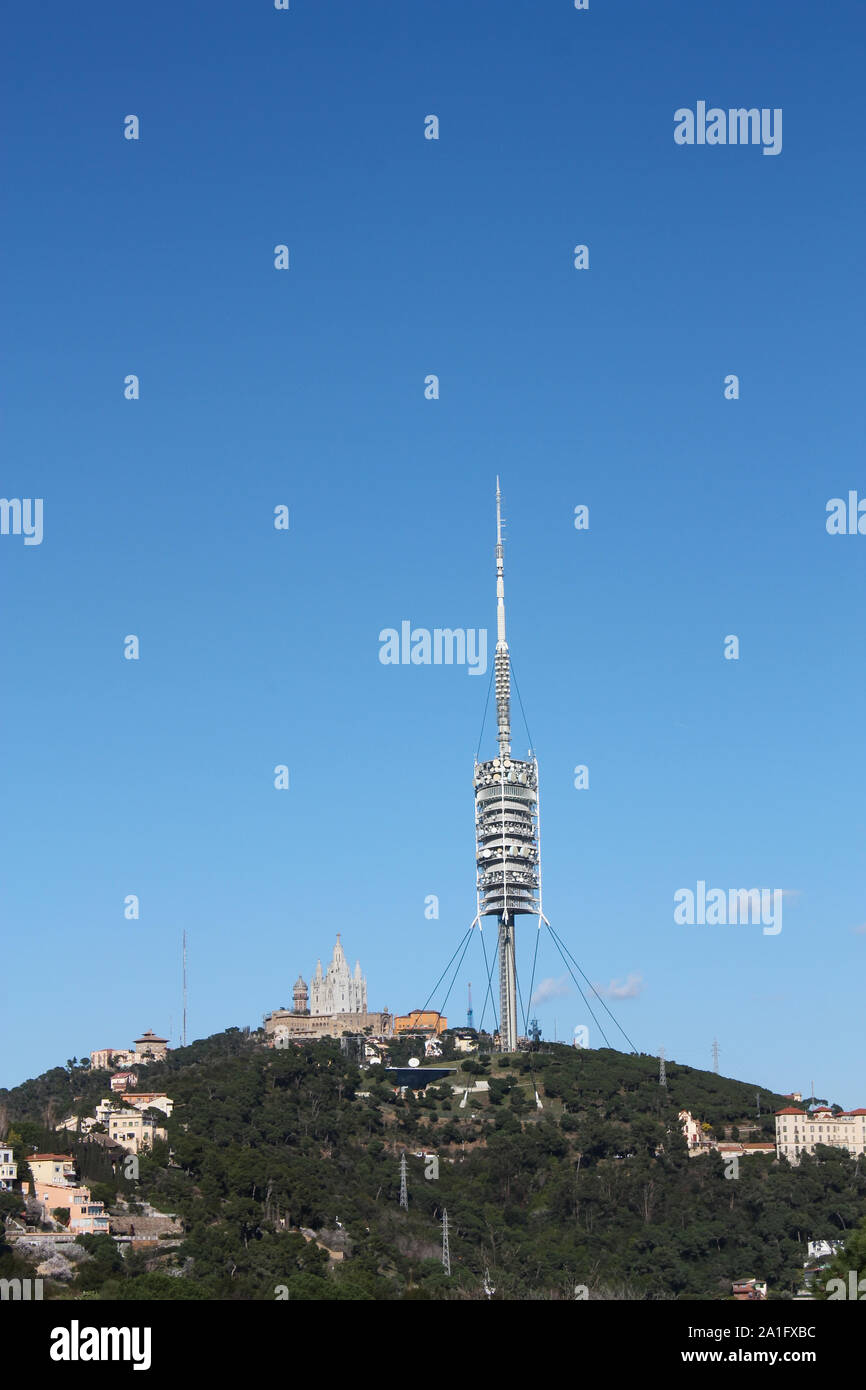 Antena de telecomunicaciones de Collserola (diseño de Norman Foster), y el  Templo del Sagrado Corazón. Tibidabo, Barcelona Fotografía de stock - Alamy
