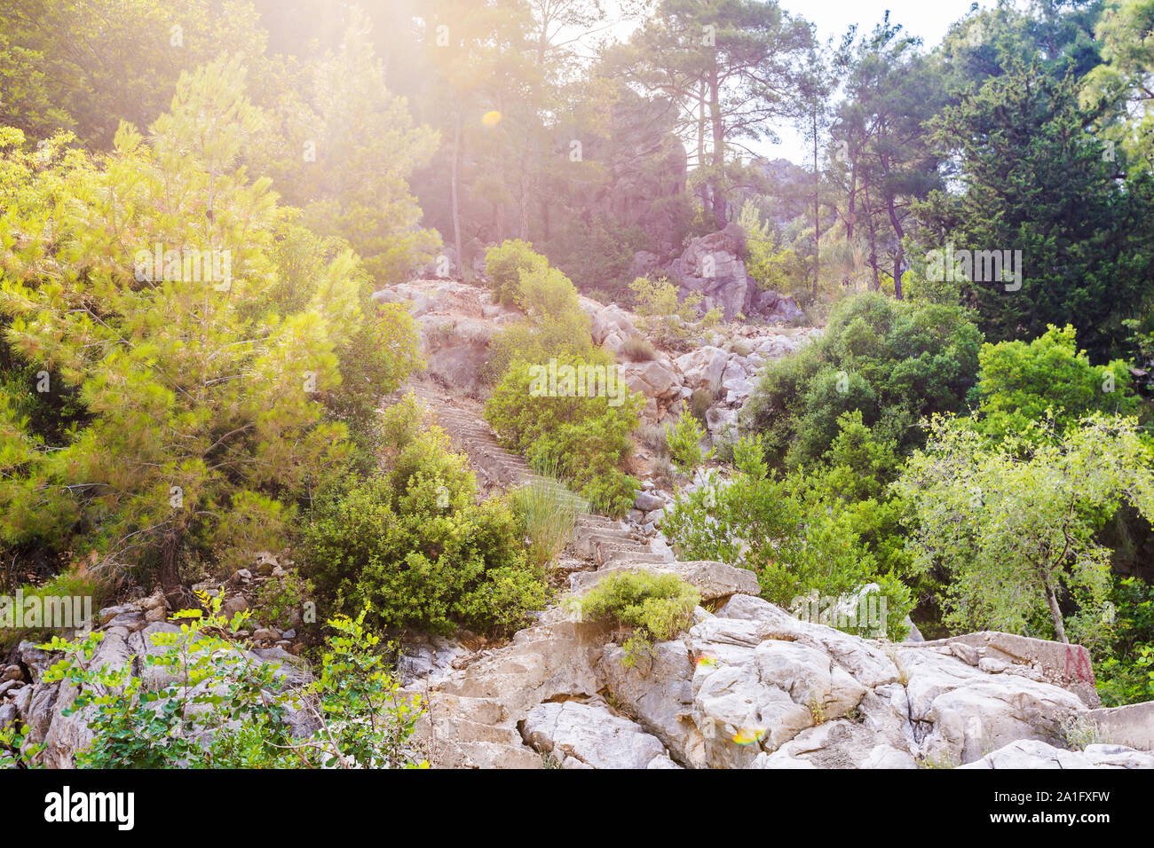 Rocas en la ladera y hermosos paisajes de montaña de Turquía Foto de stock