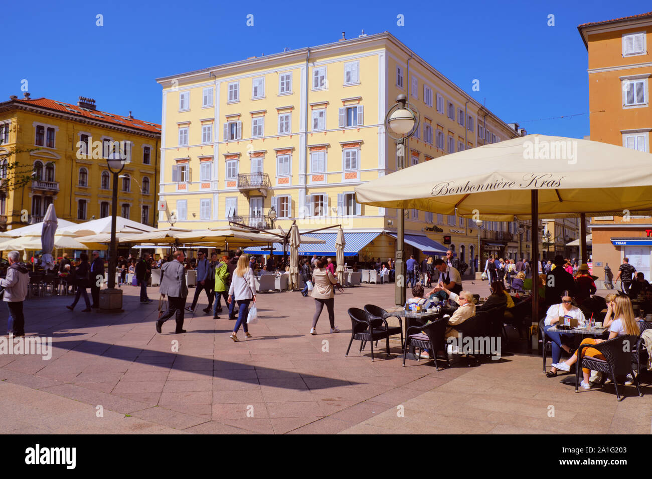 Multitud caminando en Korzo, Rijeka, la principal calle peatonal repleta de cafés y tiendas en los soleados días de primavera Foto de stock