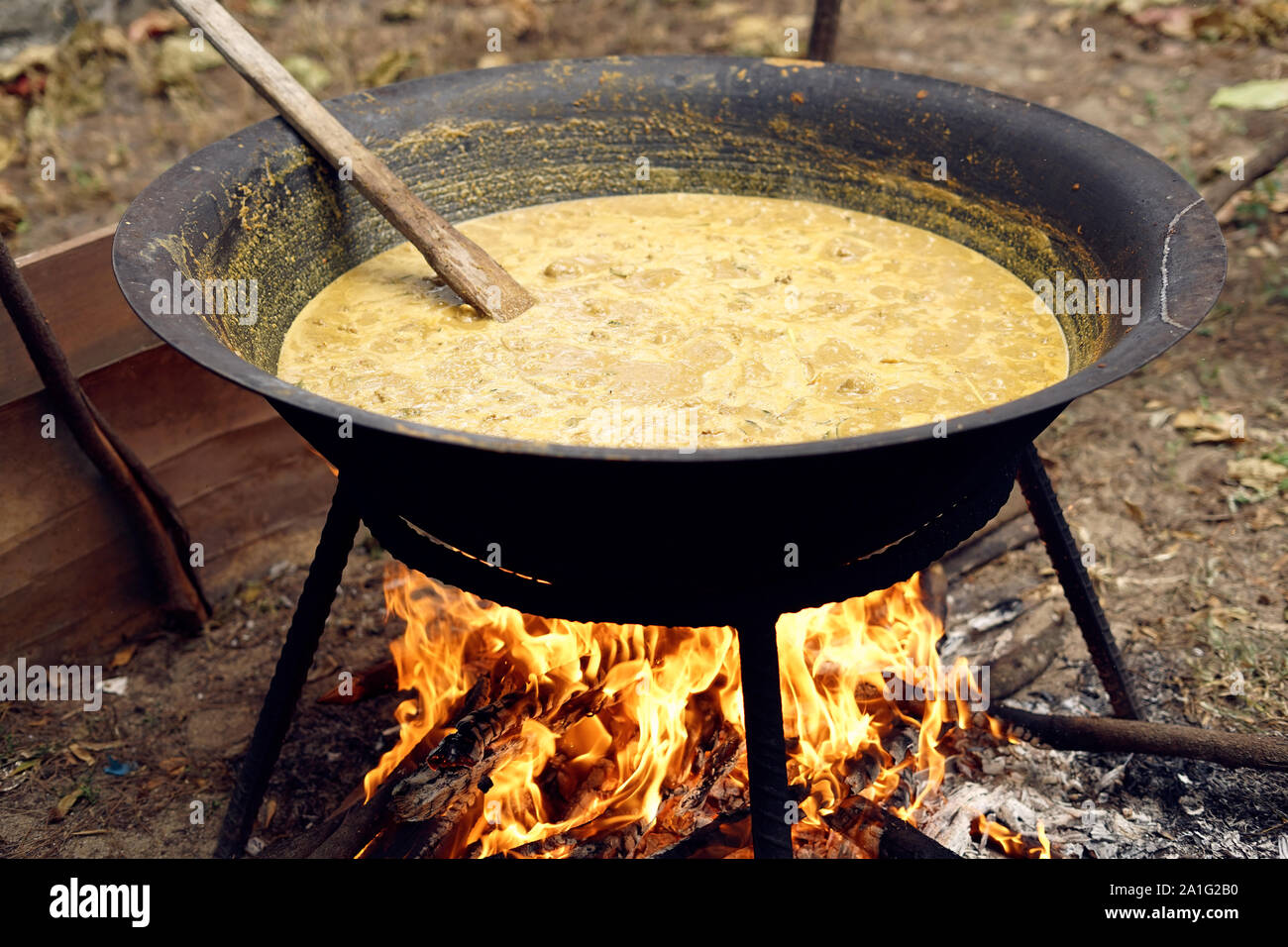 Cocina tradicional curry de carne en una cacerola grande sobre un fuego de madera Foto de stock