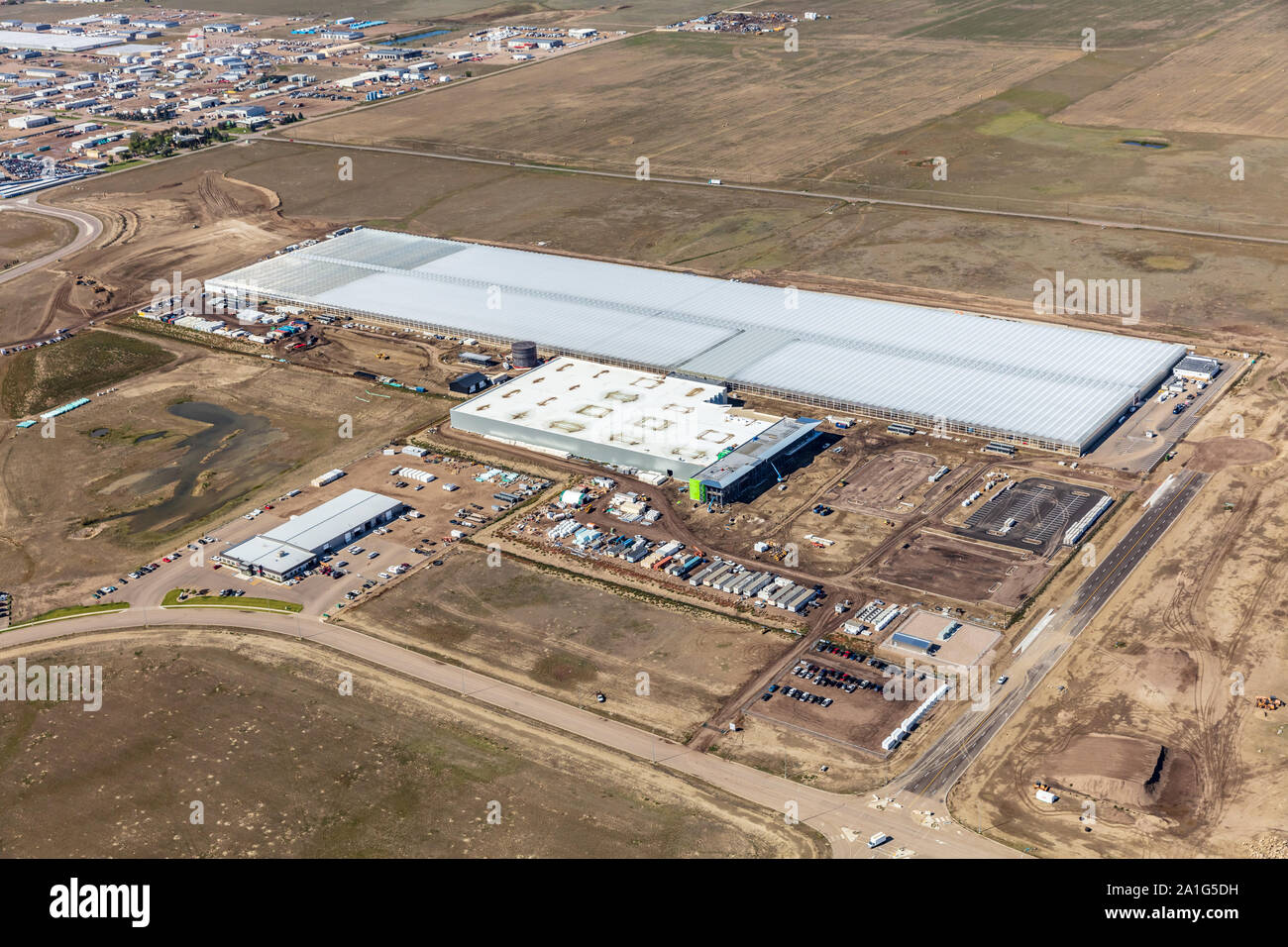 Foto aérea de Aurora Sol, una masiva operación de invernadero el cannabis o la marihuana en construcción en caja de resortes Business Park en Medicine Hat, Albe Foto de stock