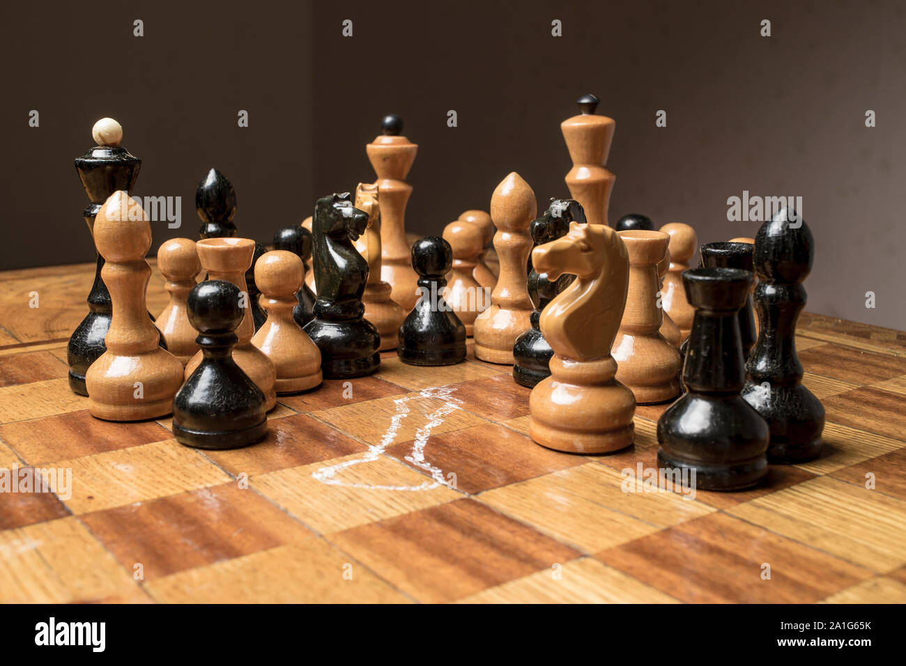 Rey muerto de ajedrez en el tablero de ajedrez, los testigos mire el  círculo mediante un esquema de tiza de un cadáver Fotografía de stock -  Alamy