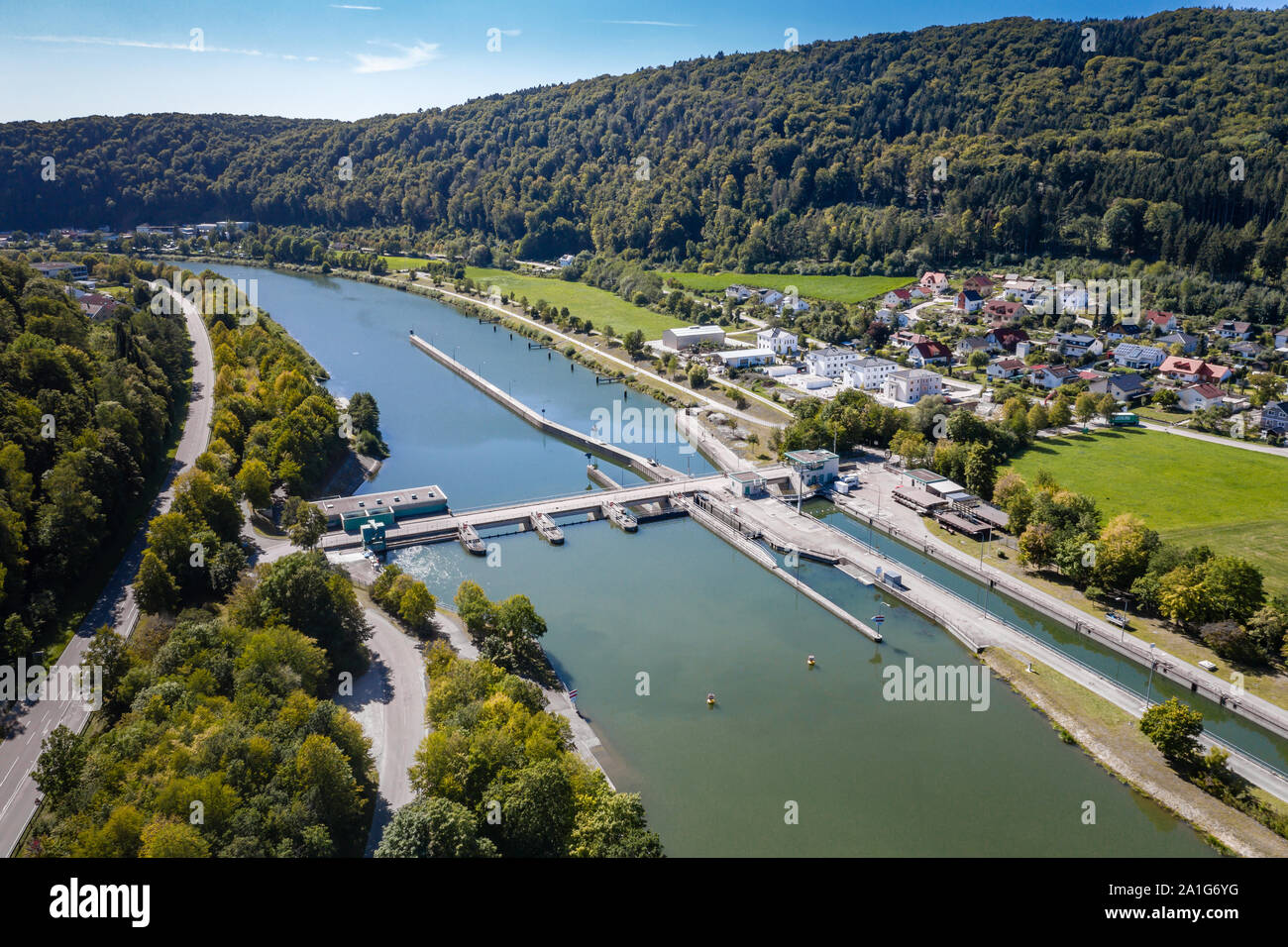 Vista aérea de la cerradura de Riedenburg en el Canal Danubio Principal / Canal Europa en el Parque Natural de Altmühltal en Baviera Foto de stock