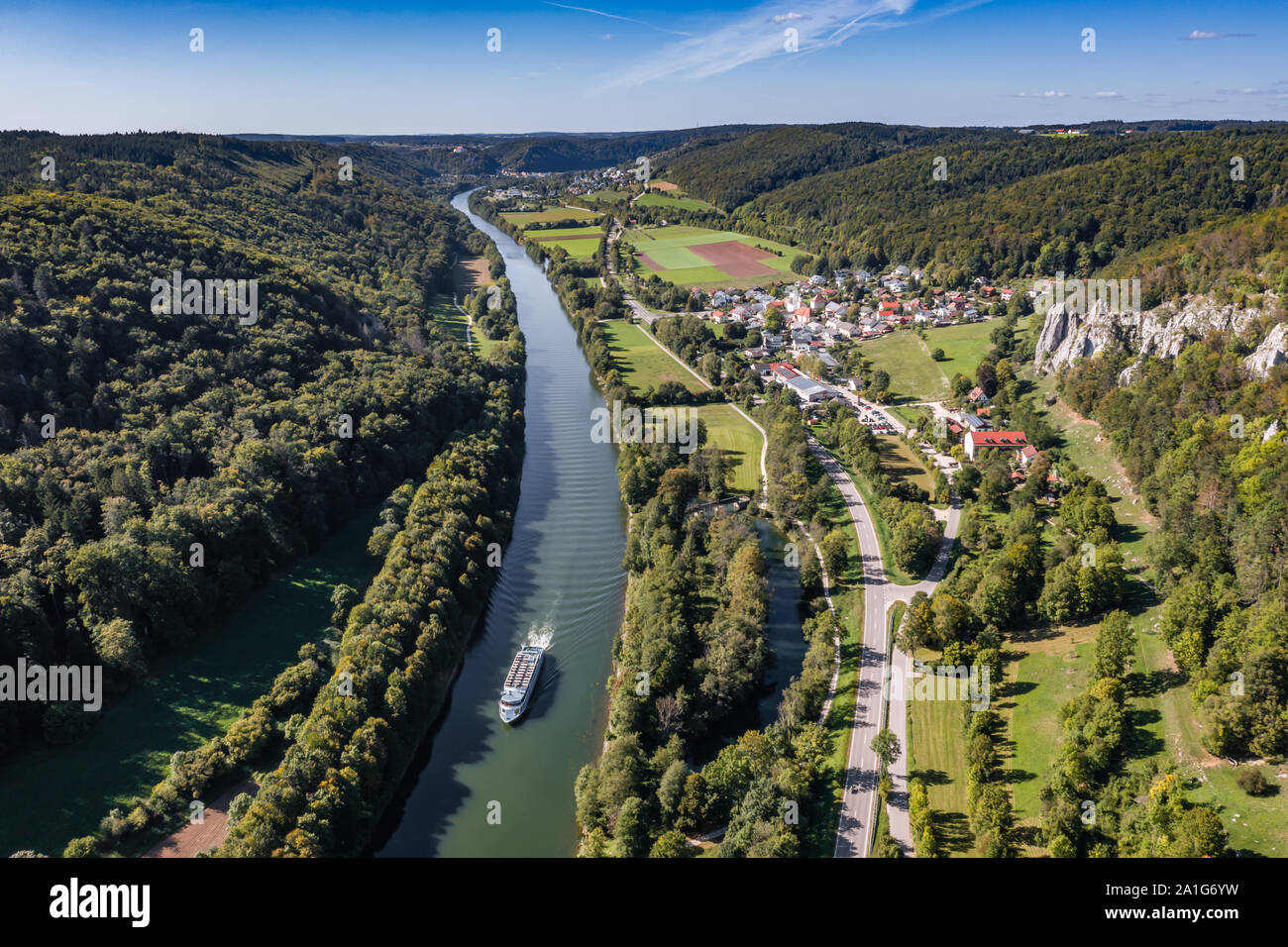 Vista aérea de un barco de placer en el Canal Europa / Canal Main-Danube cerca de Riedenburg en el Parque Natural de Altmühltal en Baviera bajo el sol brillante Foto de stock