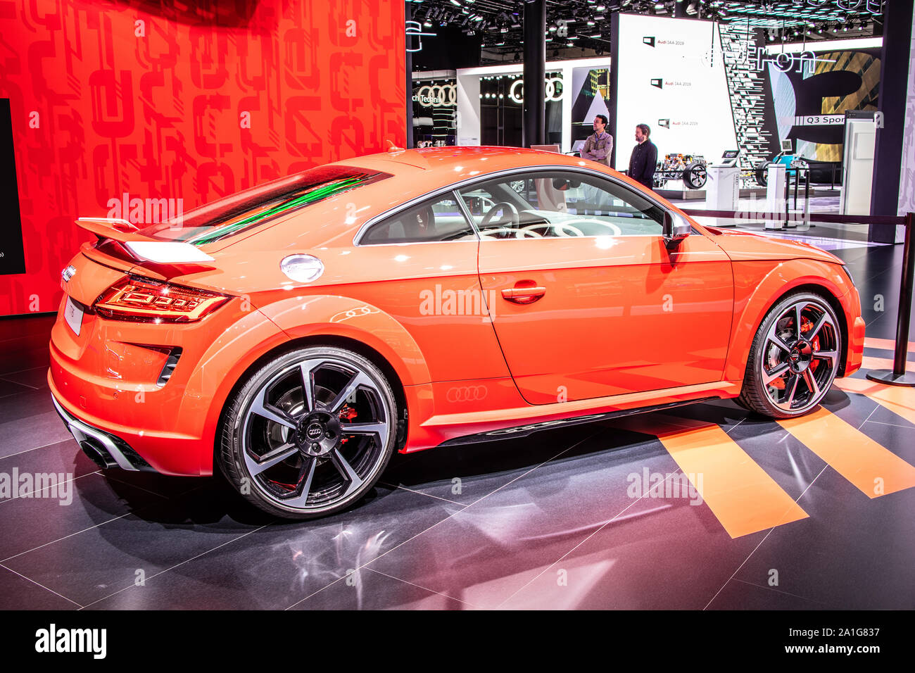 Coche deportivo de 2 puertas fotografías e imágenes de alta resolución -  Alamy