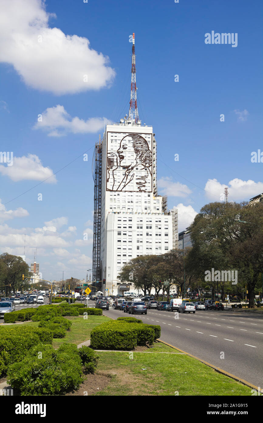 BUENOS AIRES - 12 SEP: Julio 9th Avenue, 12 de septiembre de 2012 en Buenos Aires, Argentina. Es una importante calle de la ciudad. Con 140 metros de ancho, es la amplia Foto de stock