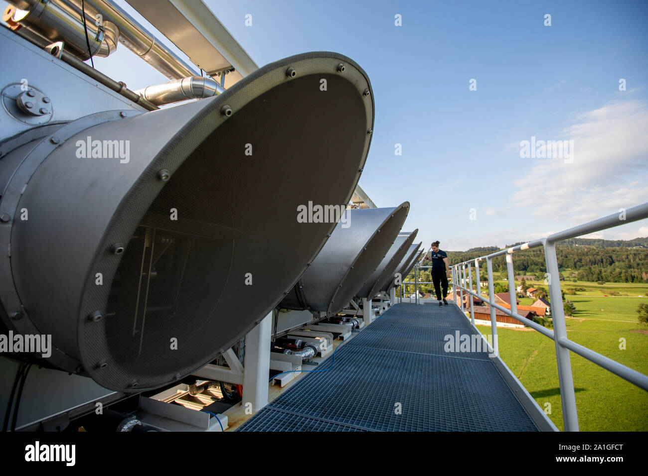 La empresa suiza Climeworks ejecutan 30 CAD - Captura de aire directo - ventiladores en el techo de esta basura incinerador en Hinwil fuera de Zurich. Fundada en 2009 por Christoph Gebald y Jan Wurzbacher, la compañía ha comercializado la unidad de captura de carbono modular, cada una de las cuales es capaz de chupar hasta 135 kg. de CO2 fuera del aire a diario. El proceso es energía exigente, y las unidades de Hilwil obtenga la potencia del incinerador. A su vez, el CO2 es bombeado a la vecina accellerate invernaderos para la producción de tomates y pepinos. Foto de stock