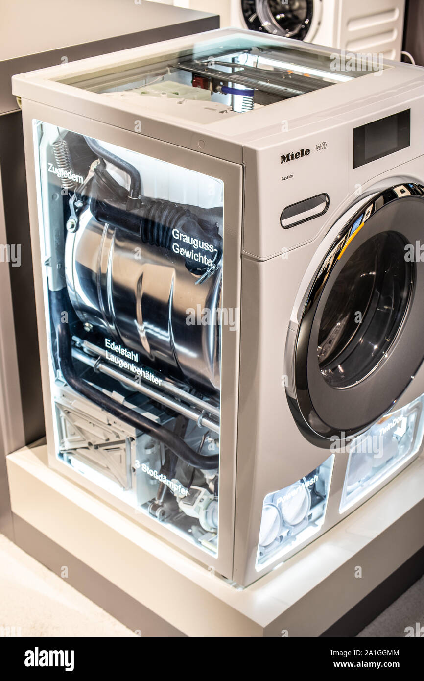 Berlín, Alemania, Sep 2019, Miele lavadora secadora en pantalla, Miele  pabellón showroom, innovaciones mundiales muestran IFA 2019 Fotografía de  stock - Alamy