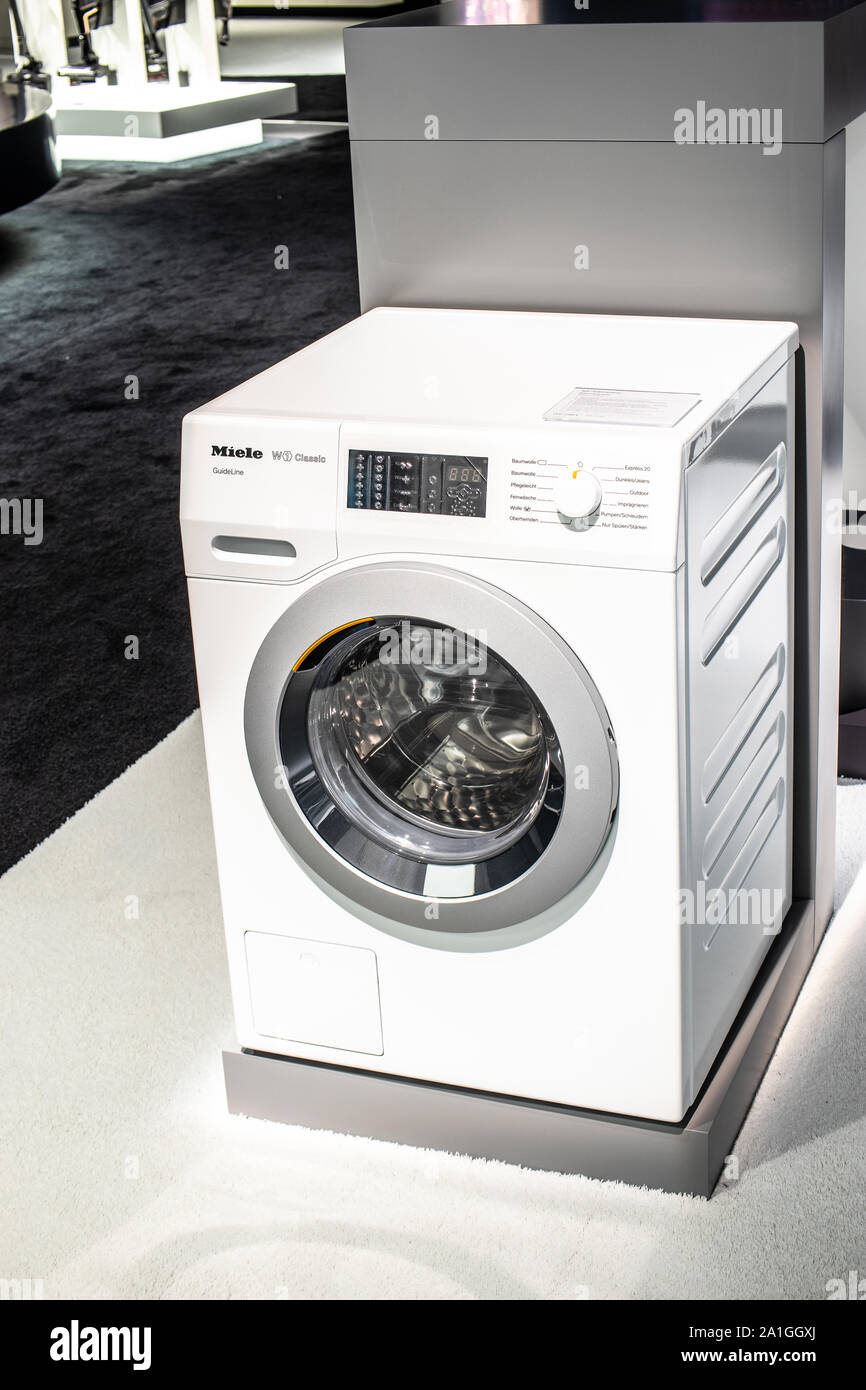 Berlín, Sep 2019, Miele lavadora secadora en pantalla, Miele showroom, innovaciones mundiales muestran 2019 Fotografía de stock - Alamy