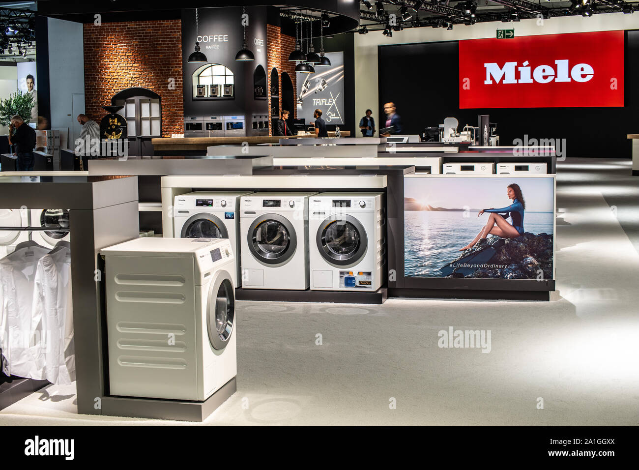 Berlín, Alemania, Sep 2019, Miele lavadora secadora pantalla, Miele pabellón showroom, innovaciones mundiales muestran 2019 Fotografía de stock -
