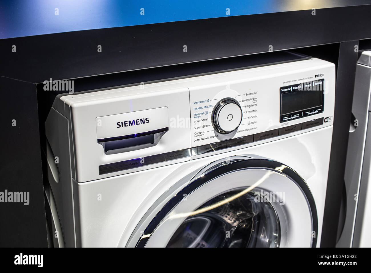 Berlín, Alemania, en septiembre de 2019, Siemens lavadora secadora en  pantalla, Siemens pabellón showroom, innovaciones mundiales muestran IFA  2019 Fotografía de stock - Alamy