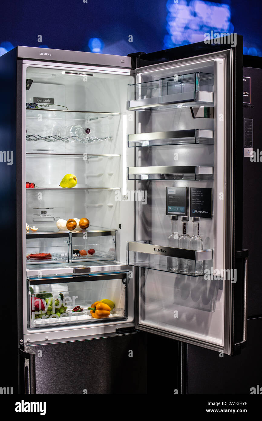 Berlín, Alemania, en septiembre de 2019, Siemens nevera congelador del  refrigerador en Siemens pabellón showroom, stand de innovaciones mundiales  muestran IFA 2019 Fotografía de stock - Alamy