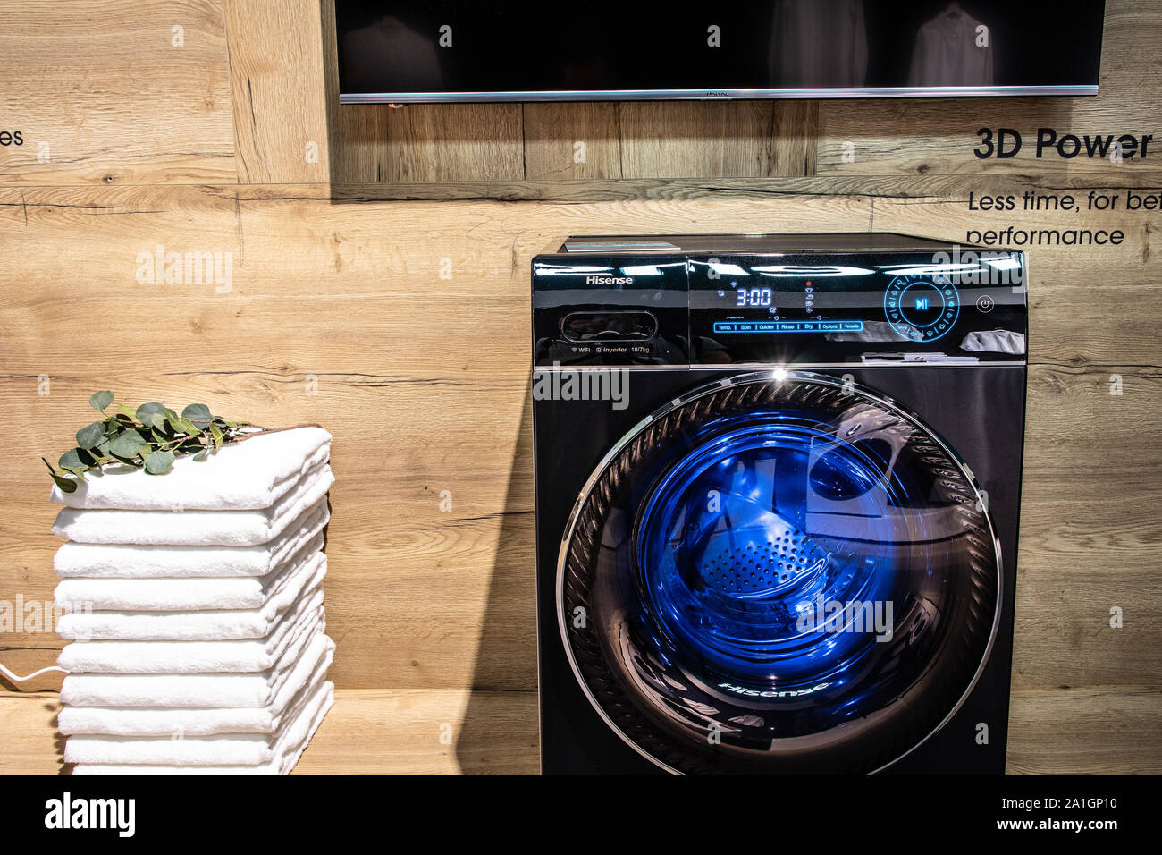 Berlín, Alemania, Sep 2019 Hisense lavadora secadora en pantalla, Hisense  exposición showroom stand en innovaciones mundiales muestran IFA 2019  Fotografía de stock - Alamy