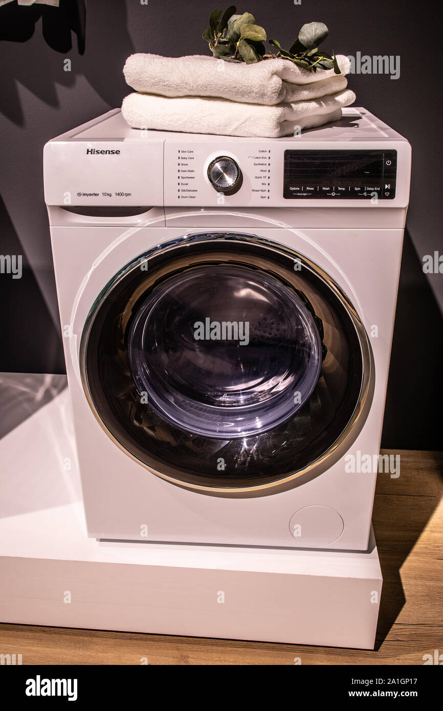Berlín, Alemania, Sep 2019 Hisense lavadora secadora en pantalla, Hisense exposición showroom stand en mundiales muestran IFA 2019 Fotografía de stock - Alamy