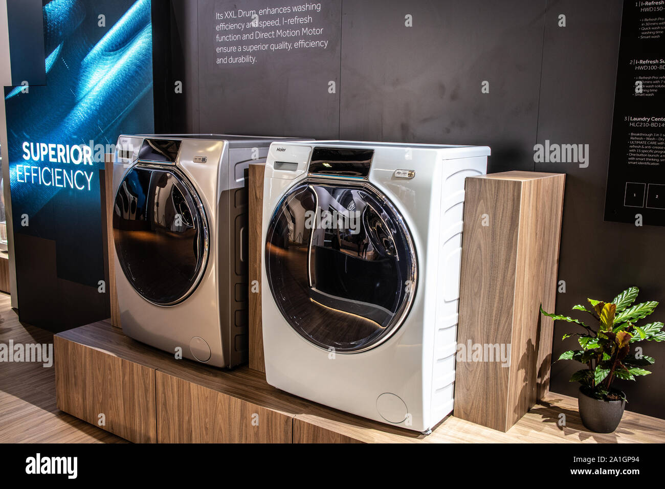 Berlín, Alemania, Sep 2019 Haier XXL lavadora secadora en pantalla, Haier showroom, innovaciones mundiales muestran IFA 2019 Fotografía de stock - Alamy