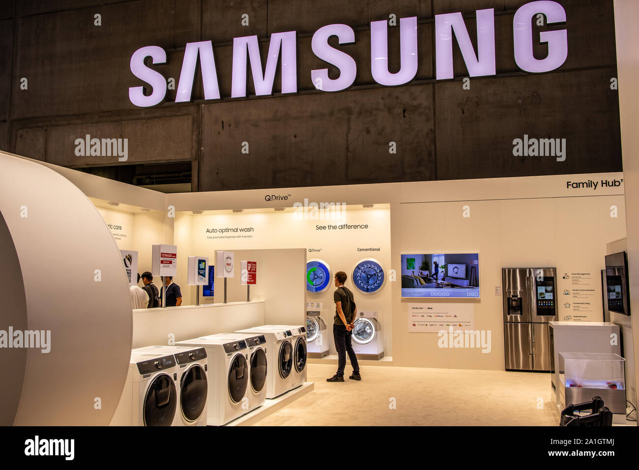 Berlín, Alemania, Sep 2019 Samsung Q-Drive lavadora secadora en pantalla,  Samsung exposición showroom stand en innovaciones mundiales muestran IFA  Fotografía de stock - Alamy