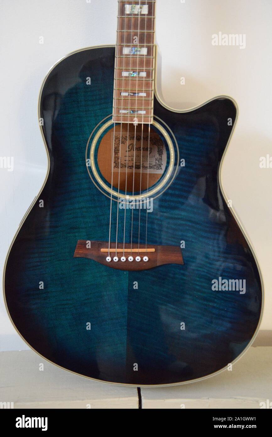 Acoustic guitar body blue fotografías e imágenes de alta resolución -  Página 2 - Alamy