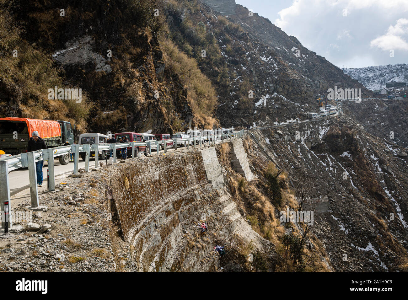 La línea de vehículos de turismo en Gangtok para la unidad de Nathu La pass en la frontera de la India y China, en el estado de Sikkim Foto de stock