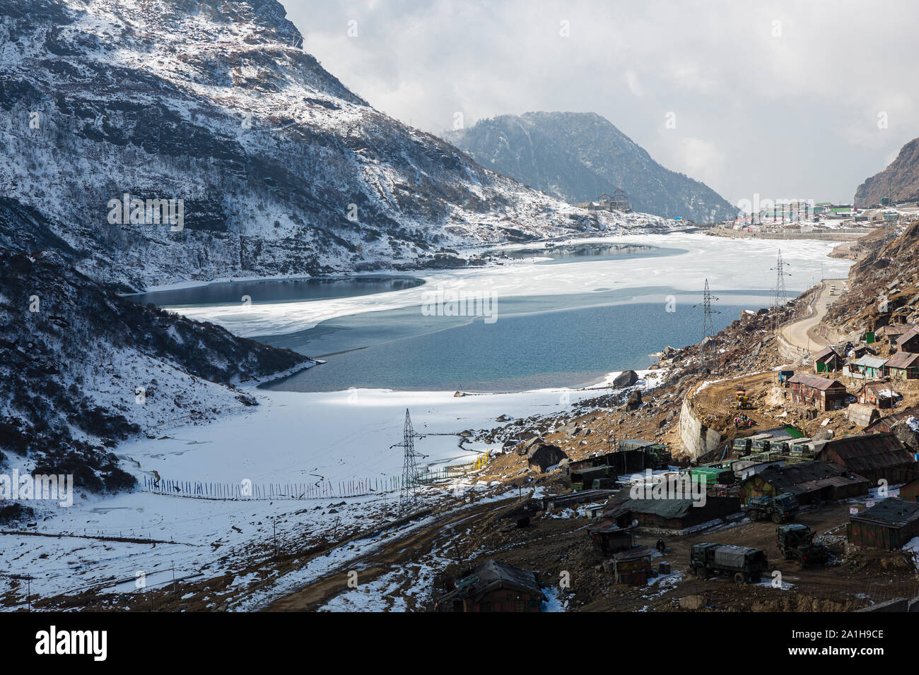 Vista del Lago Changu congelada sobre la manera de Nathu La pasa en el estado de Sikkim en la India Foto de stock