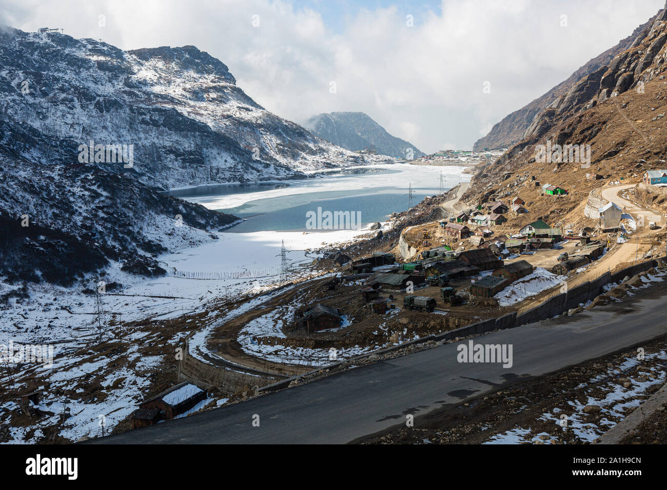 Vista del Lago Changu congelada sobre la manera de Nathu La pasa en el estado de Sikkim en la India Foto de stock