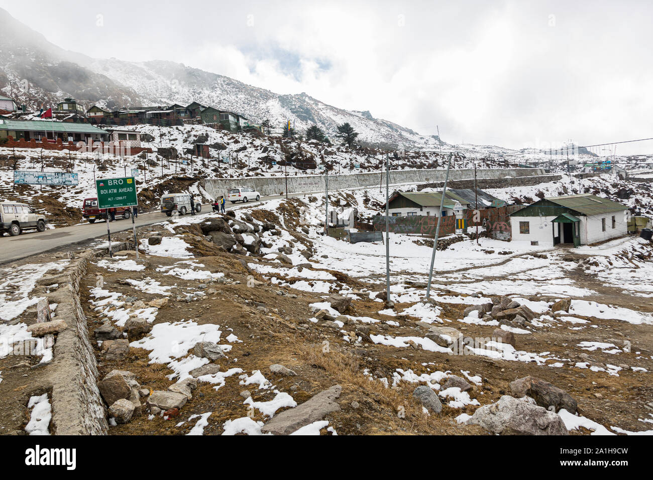 Vista de nieve que conduce a la ruta clad Nathu La pass, que es la frontera internacional entre India y China en el estado de Sikkim Foto de stock