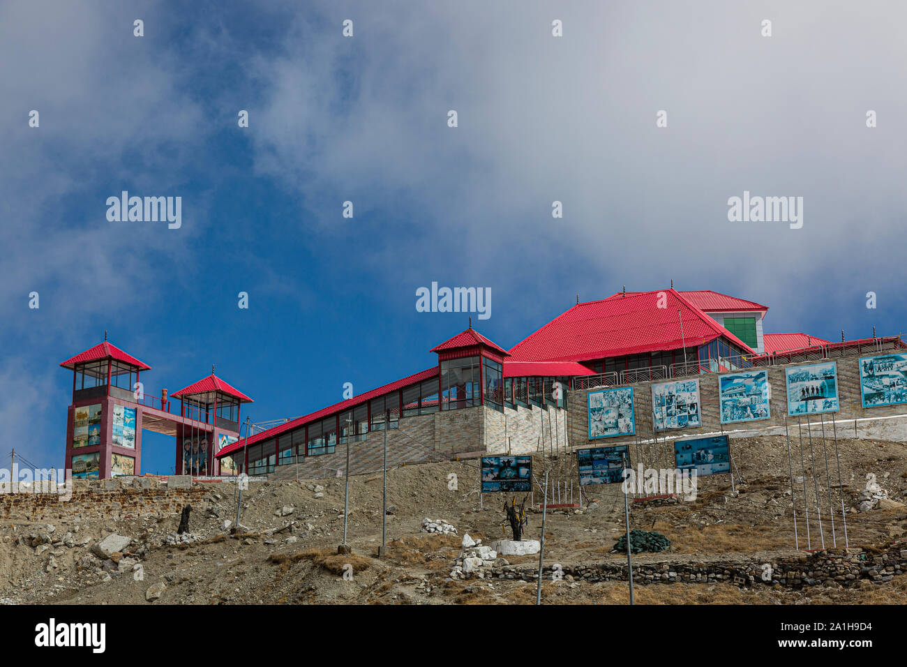 Vista de la frontera de India y China en la Nathu pasa en el estado de Sikkim en la India Foto de stock