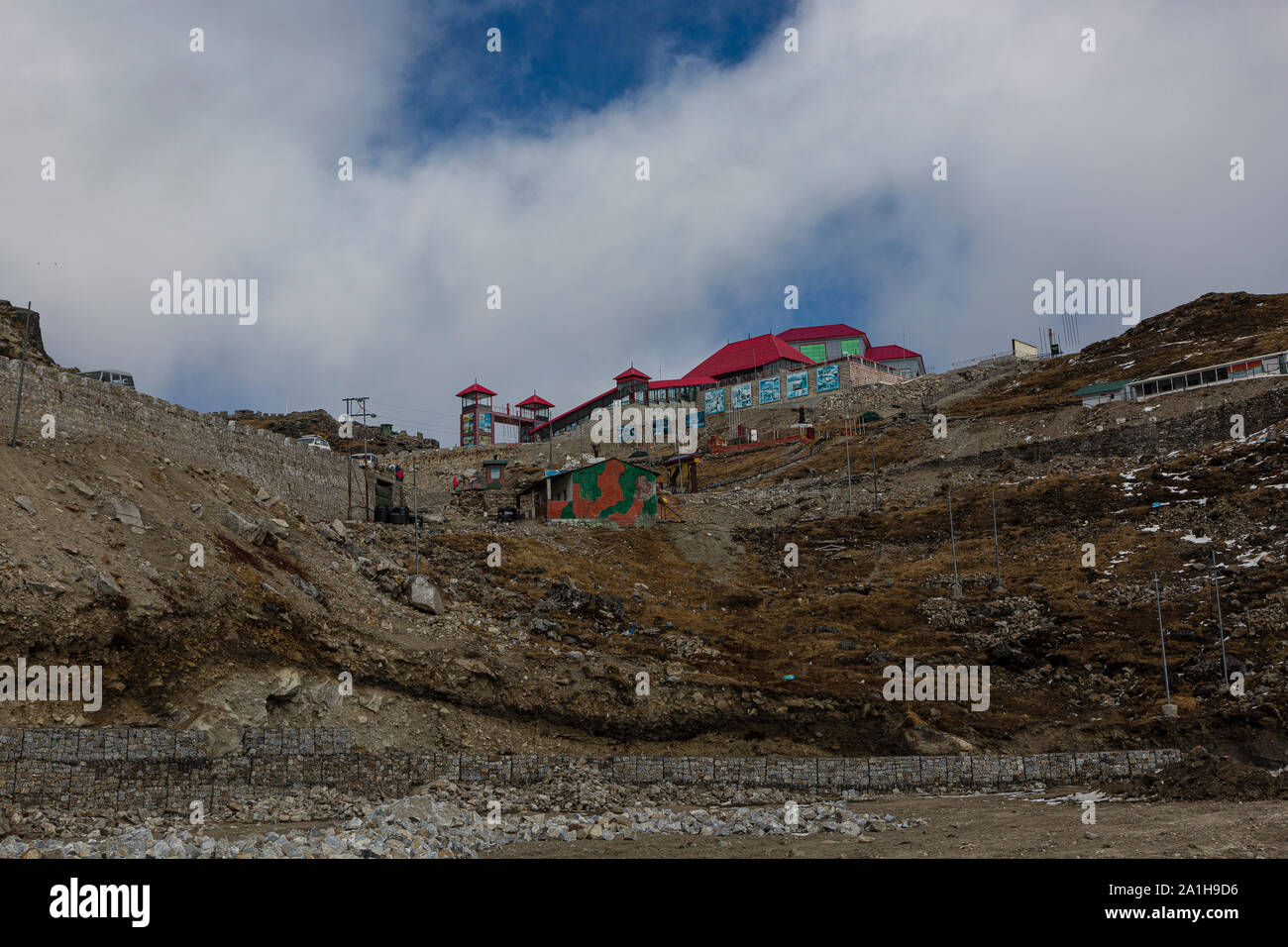 Vista de la frontera de India y China en la Nathu pasa en el estado de Sikkim en la India Foto de stock