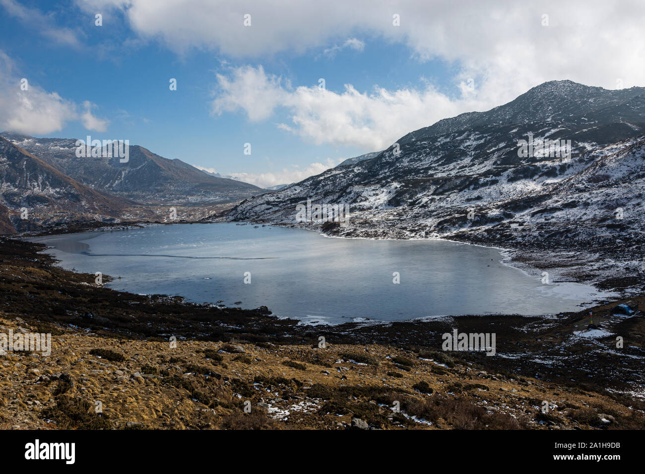 Vista del Lago Changu congelada sobre la manera de Nathu La pasa en el estado de Sikkim en la India Foto de stock