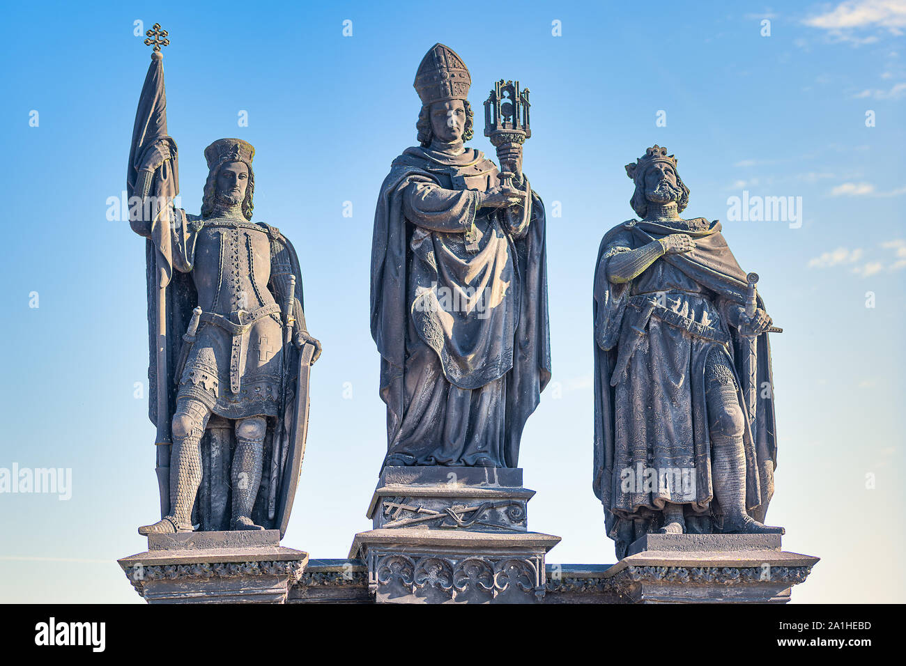 Grupo escultórico que representa San Norberto, San Wenceslao y San Segismundo por Josef Max en el Puente de Carlos en Praga Foto de stock