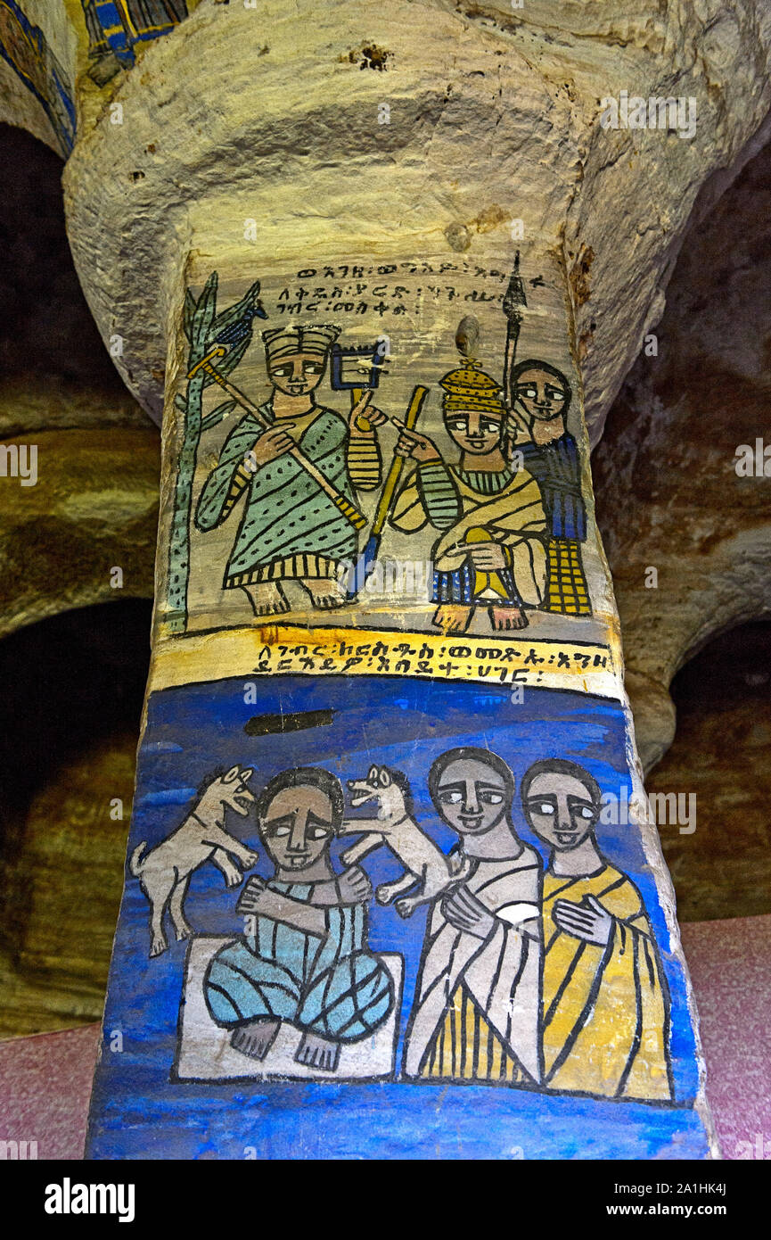 Frescos en la columna Oeste en el interior de la iglesia ortodoxa de roca tallada Abuna Gebre Mikael, arriba: el Etíope San Yared e inventor de los E Foto de stock