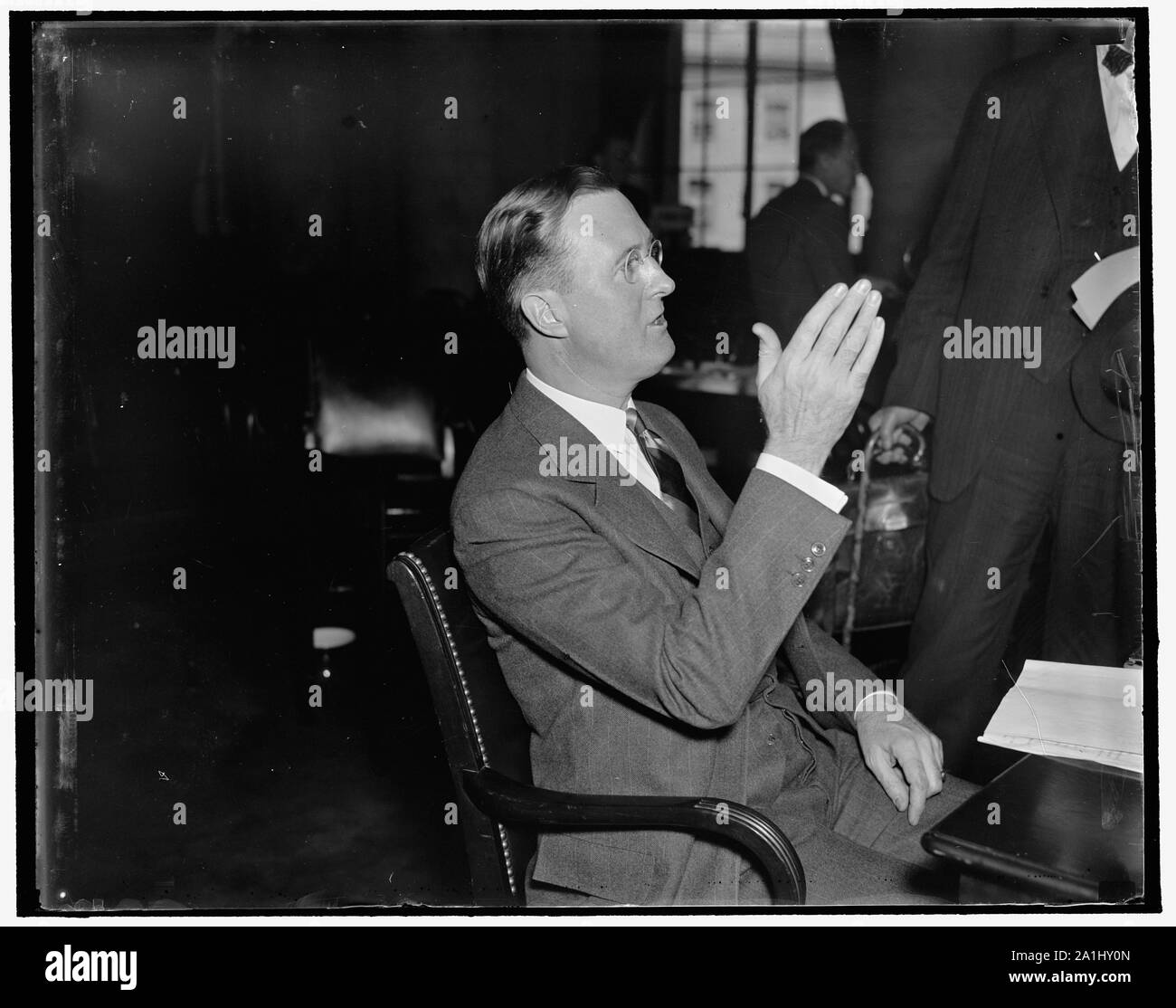 Mis amigos. Washington, D.C., 7 de abril. Una sorprendente similitud con el Presidente Roosevelt, cuando el Presidente fue subsecretario de guerra fue notado hoy cuando Ignacio M. Wilkinson, Decano de la Facultad de Derecho de la Fordham, apareció en el stand en la audiencia judicial del Senado en el Capitolio hoy. Él presentó una resolución firmada por todos los abogados en la facultad en la Escuela de Derecho en la Universidad de Fordham en contra del Presidente de la Suprema Corte de Justicia de Bill, 4/7/1937 Foto de stock