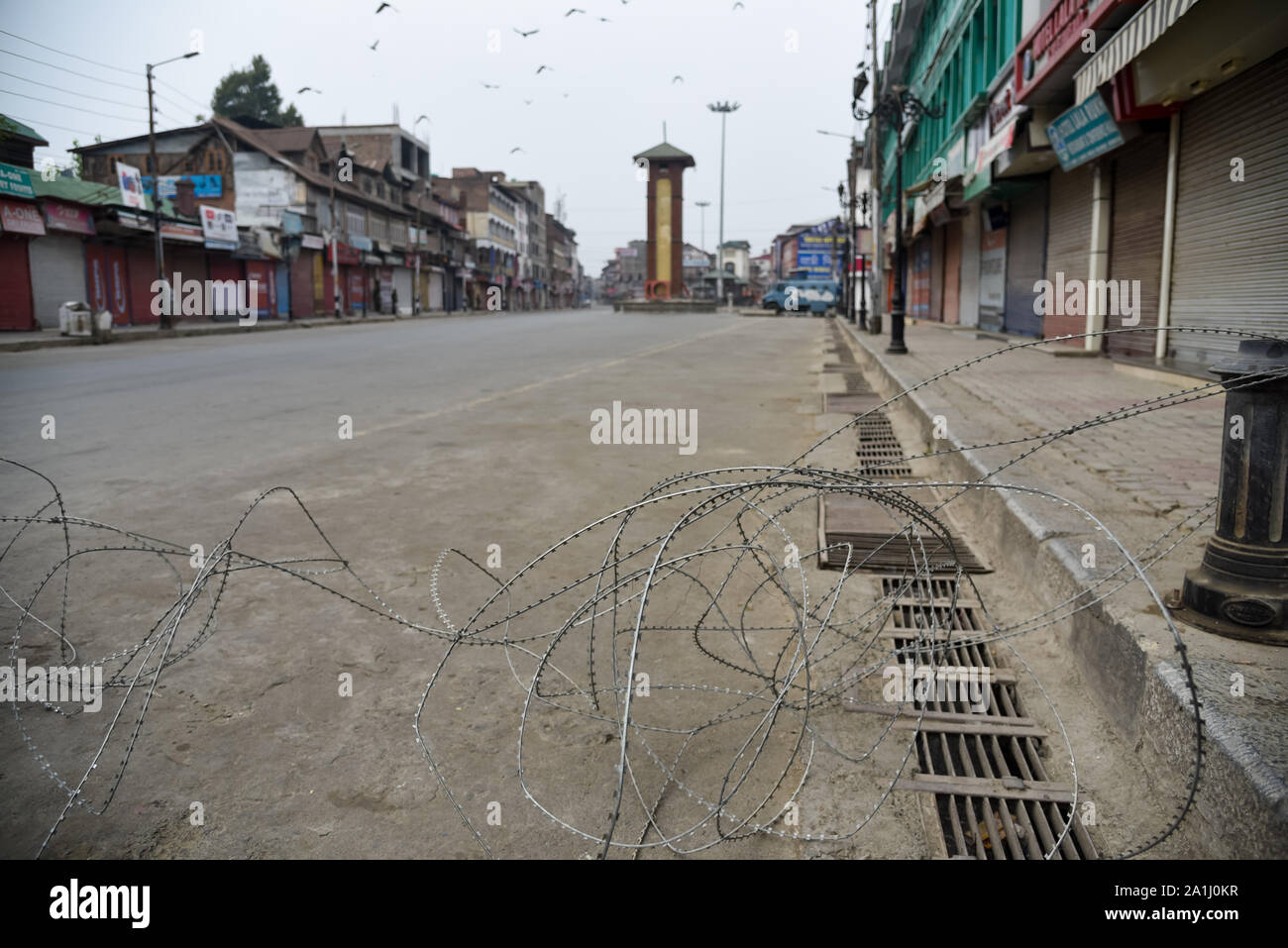 Calle desierta con alambre de serpentina durante las restricciones en Srinagar.Después de la revocación del artículo 370 que otorga el estatus especial de Jammu & Kashmir, autoridades estatales han impuesto restricciones a través de Cachemira para impedir protestas. Foto de stock