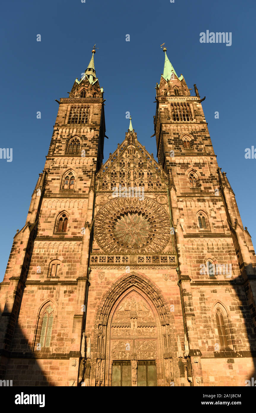 La Iglesia de St. Lorenz (St. Lorenz Kirche) en Nuremberg, Baviera, Alemania Foto de stock
