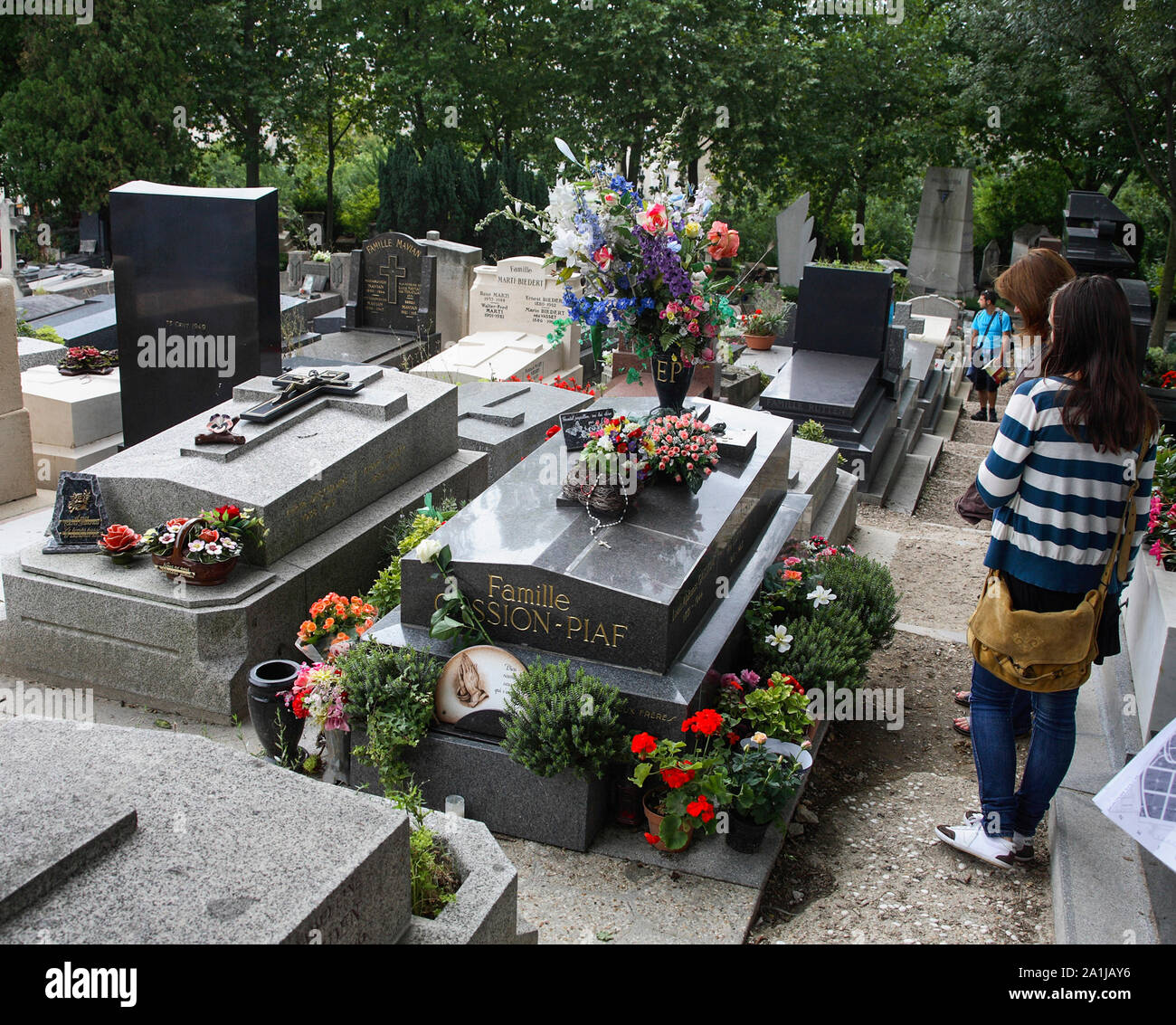 El cementerio Pére Lachaise, en París, con la tumba de Edith Piafs Foto de stock