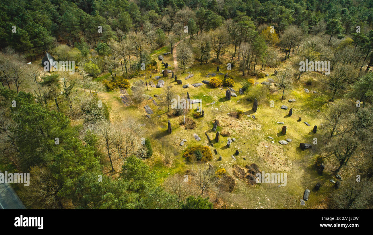 Los moros de Monteneuf (Bretaña, noroeste de Francia): vista aérea de las piedras de Monteneuf, archaeosite de Broceliande, yacimiento megalítico reg Foto de stock