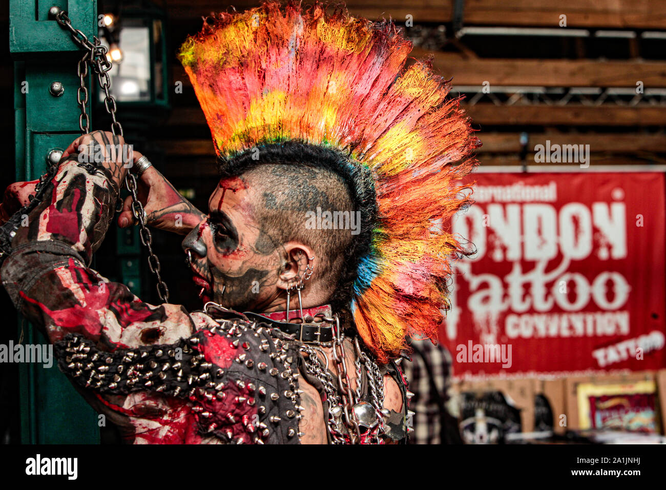 Londres, Reino Unido. 27 Sep, 2019. La 15ª edición del aniversario de la Convención Internacional de tatuajes de Londres, una de las más fascinantes, anticipada y contundentemente exitosa celebración del arte del cuerpo en el mundo, está de vuelta para el fin de semana del 27/28/29 de septiembre de 2019 a base de tabaco.Con más de 400 artistas del tatuaje traer todos los estilos del tatuaje, desde los tradicionales. Realismo, acuarela, tribales, nueva escuela, Neo, Japonés, Blackwork. Burlesque, espectáculos, música en vivo y mucho más.Paul Quezada-Neiman/Alamy Live nuevo Crédito: Paul Quezada-Neiman/Alamy Live News Foto de stock