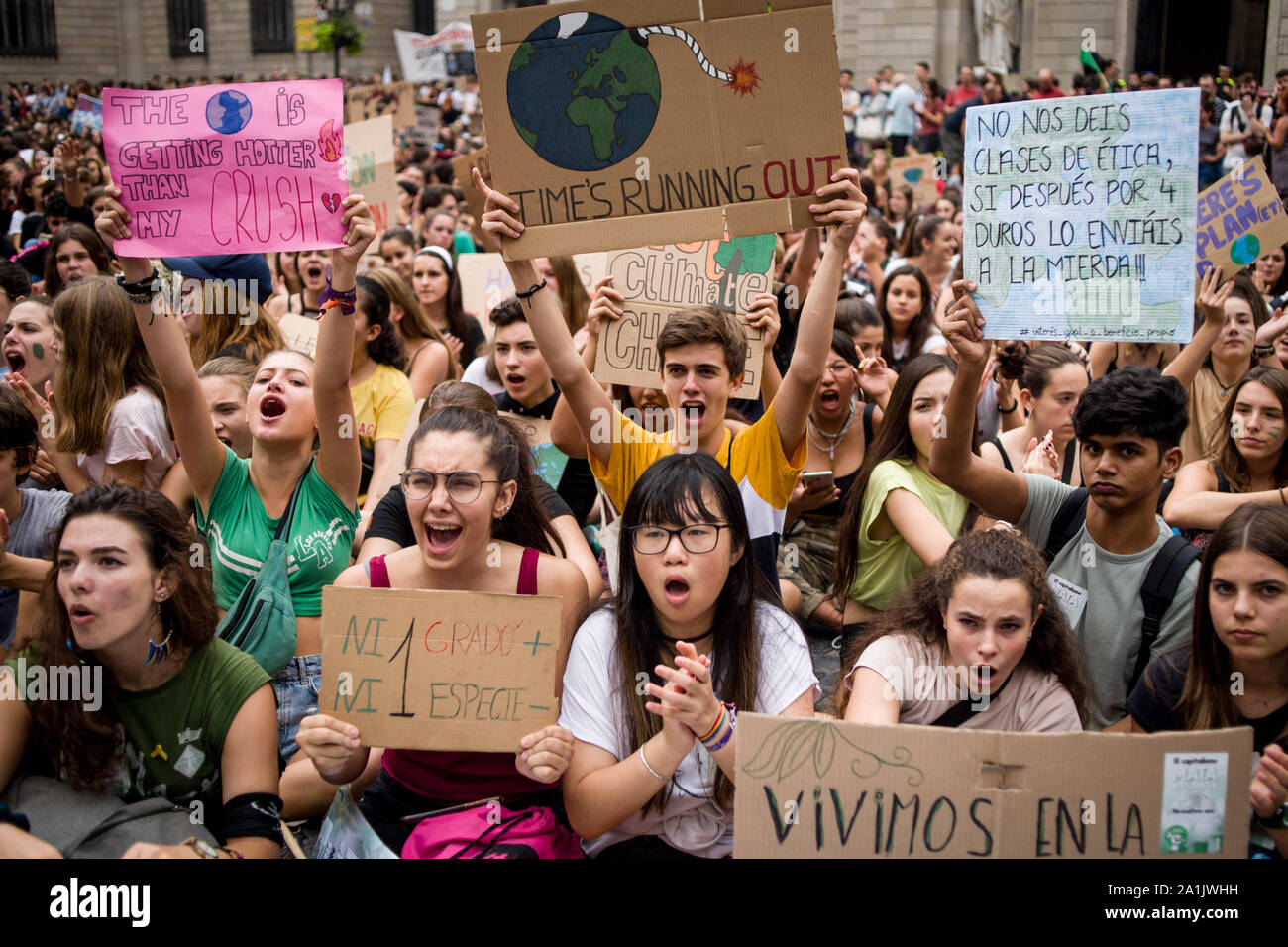 Barcelona, Cataluña, España. 27 Sep, 2019. Los estudiantes sostener pancartas y gritar consignas como tomar parte en una reunión celebrada en Barcelona durante la huelga para el cambio climático como parte de la huelga del clima mundial. Crédito: Jordi Boixareu/Zuma alambre/Alamy Live News Foto de stock