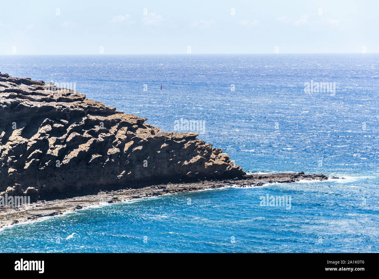 Olas rompiendo en espectaculares acantilados en la costa sur, Montana Montaña Pelada, Tenerife, Islas Canarias, España, un día soleado de verano Foto de stock