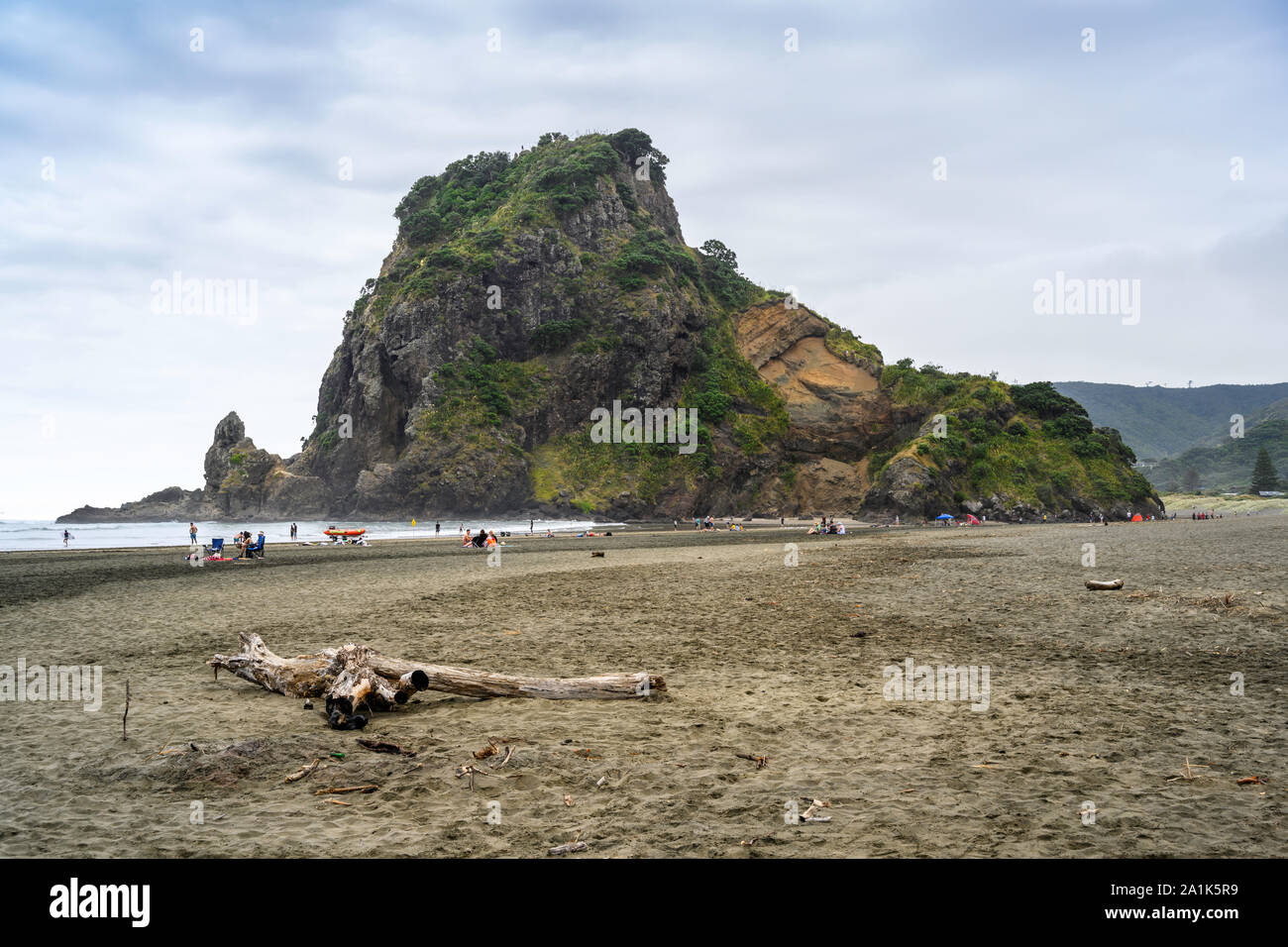 Lion Rock icónica divide el norte y el sur, las playas de Piha Piha, Nueva Zelanda. Foto de stock