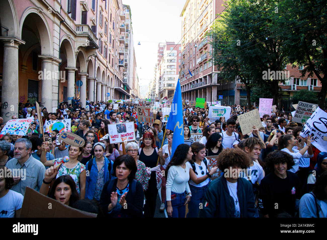 Bolonia, Italia. 27 Septiembre, 2019. Miles de estudiantes salieron a las calles para protestar por la ''los viernes a futuro" evento mundial el 27 de septiembre de 2019 en Bolonia, Italia. Crédito: Massimiliano Donati/Alamy Live News Foto de stock