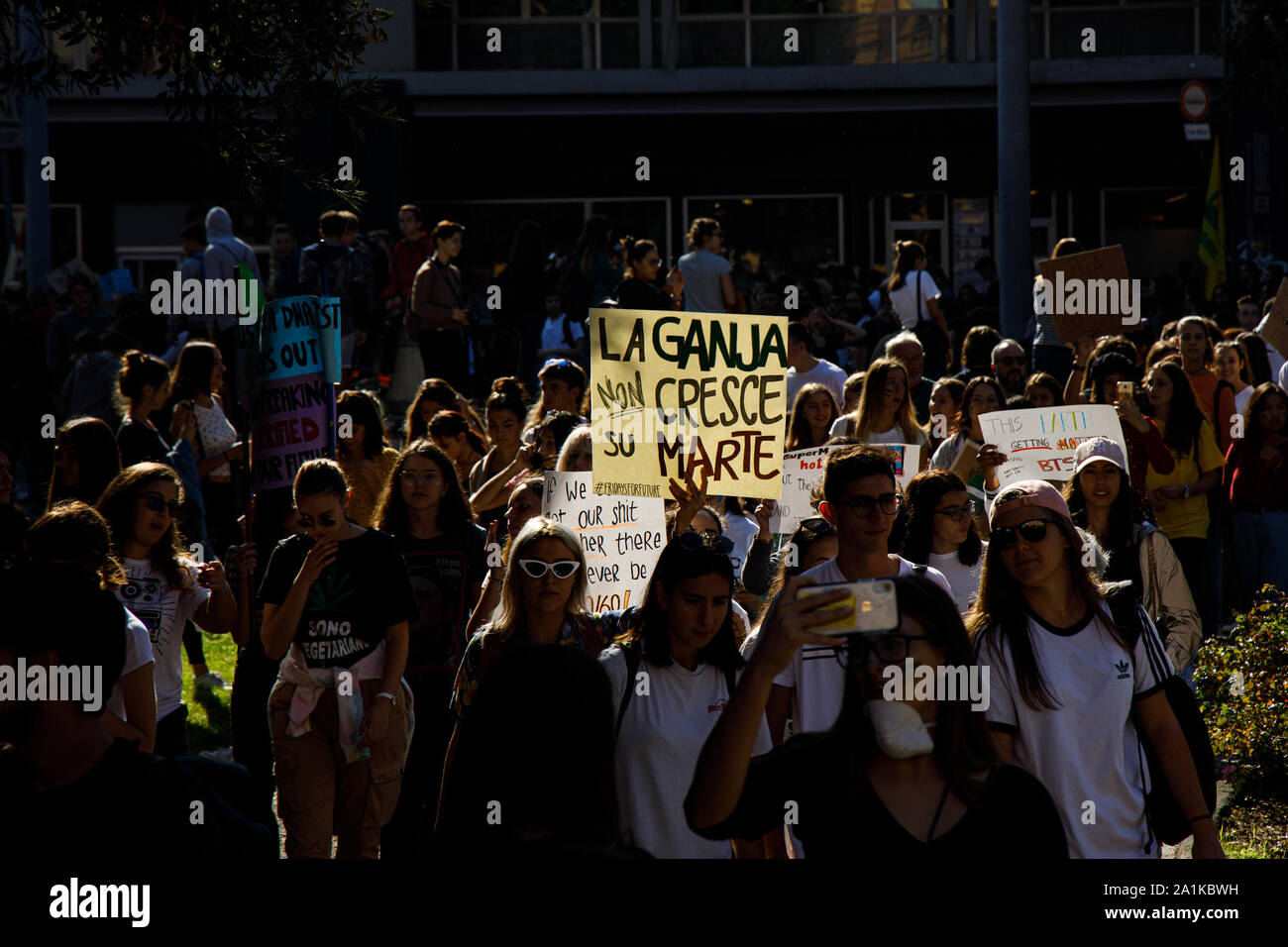 Bolonia, Italia. 27 Septiembre, 2019. Miles de estudiantes salieron a las calles para protestar por la ''los viernes a futuro" evento mundial el 27 de septiembre de 2019 en Bolonia, Italia. Crédito: Massimiliano Donati/Alamy Live News Foto de stock