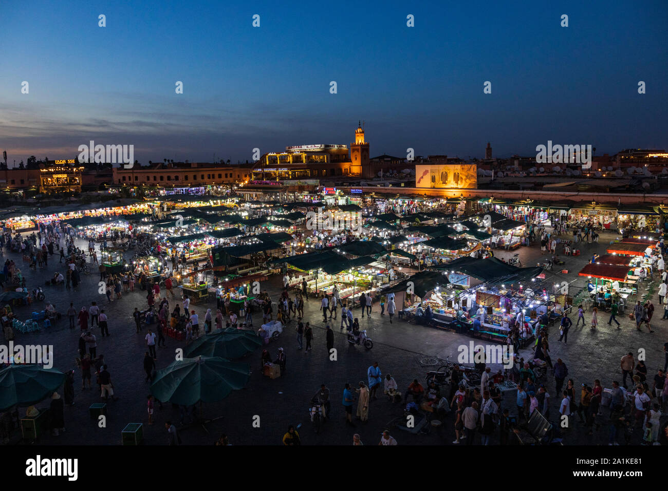 Puestos de comida en plaza de Jemaa-el-Fna al atardecer en Marrakech, Marruecos, Norte de África Foto de stock