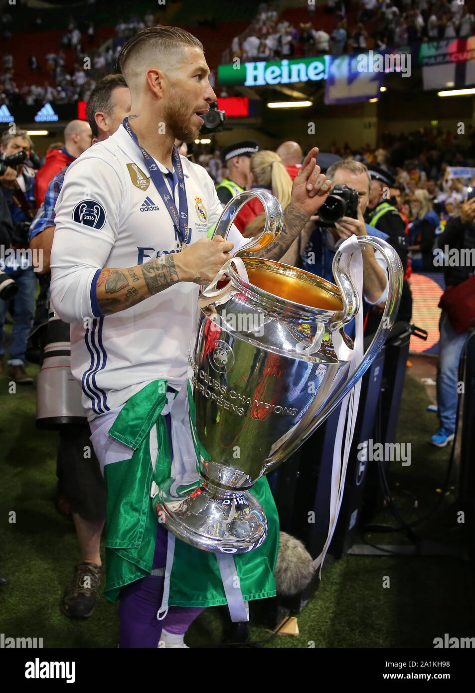 Sergio Ramos del Real Madrid con el trofeo de la UEFA Champions League -  Juventus v Real Madrid, la Final de la UEFA Champions League, el Estadio  Nacional de Gales, Cardiff -