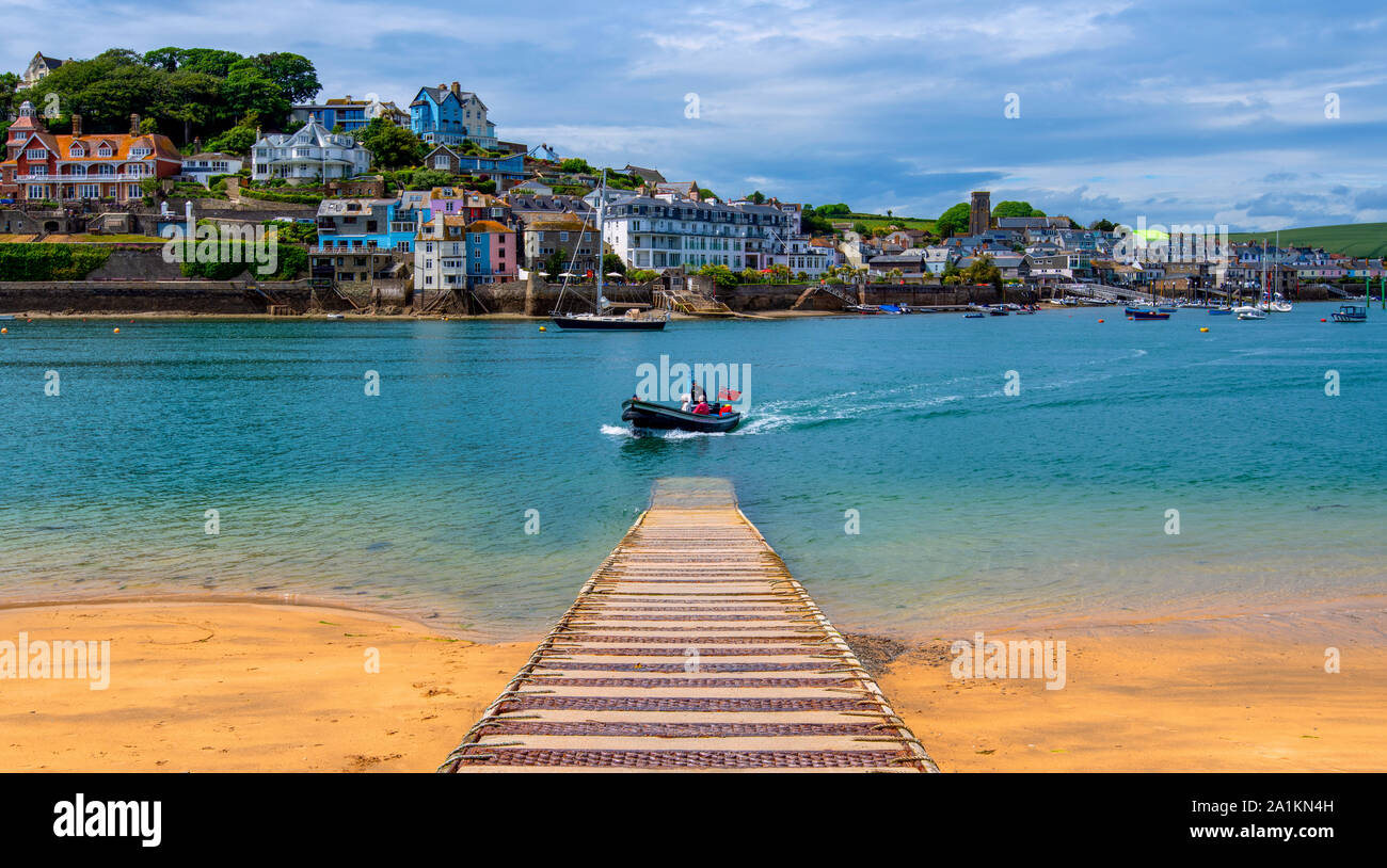 La Salcombe a East Portlemouth ferry de pasajeros justo al llegar a la grada a lo largo de la playa de East Portlemouth en el sur de Devon. Foto de stock