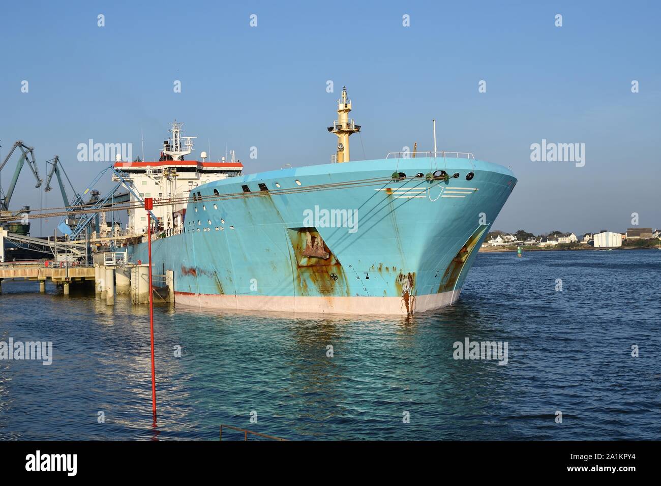 Productos Tanker descarga en la terminal petrolera de Lorient, Francia, con el casco azul en día soleado. Horizontale vista. Foto de stock