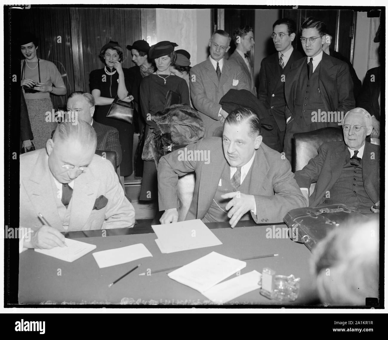 Nominado para el cargo de Fiscal General Adjunto interrogados por la comisión del Senado. Washington, D.C., el 11 de marzo. Thurman Arnold, nominado para el cargo de Fiscal General Adjunto para suceder a Robert H. Jackson, mostrado como fue interrogado por la Subcomisión de Asuntos Judiciales del Senado esta mañana. Declaró ante el comité que quería romper el monopolio pero considera las leyes antitrust eran imperfectos. Después de un corto período de sesiones el Comité aprobó el nombramiento de Arnold con el entendimiento de que el derecho a oponerse a la confirmación por el Senado estará reservada para los Senadores Borah y Burke, 3/11/38 Foto de stock